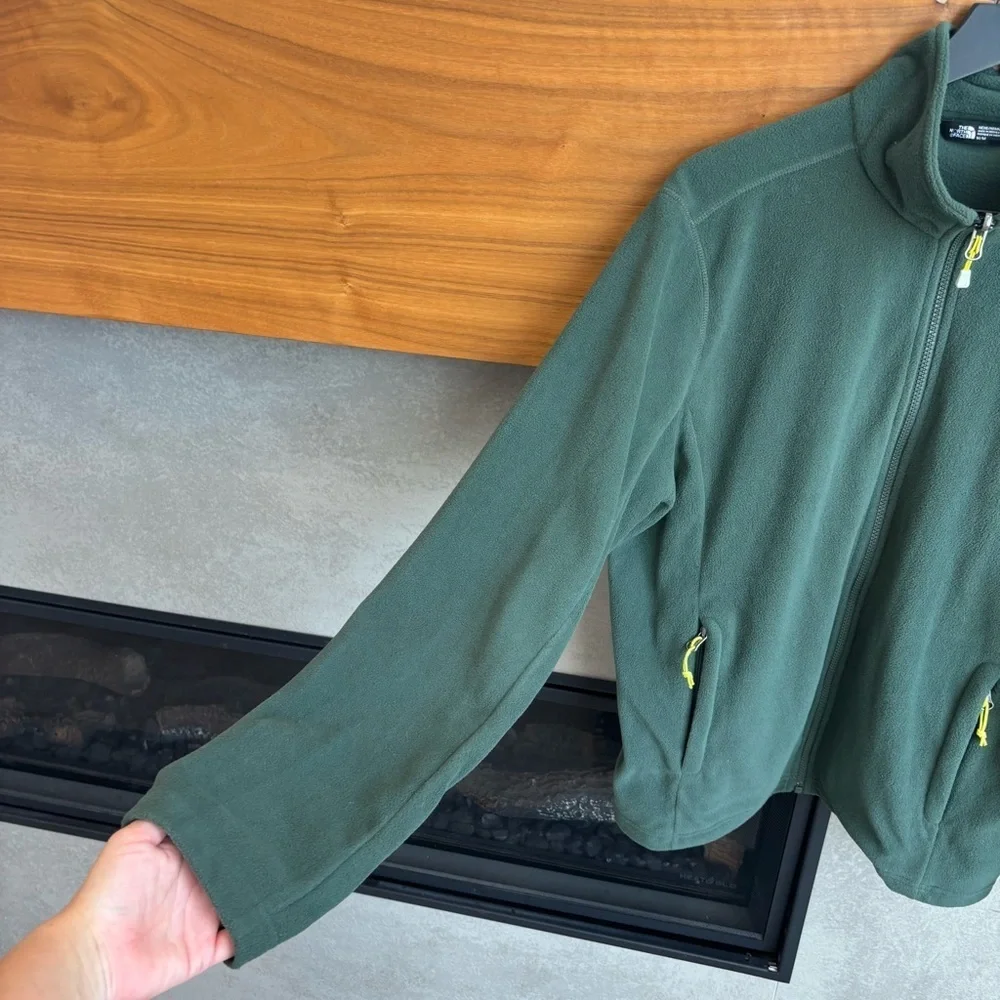 THE NORTH FACE MEN’S GREEN FLEECE, SIZE M